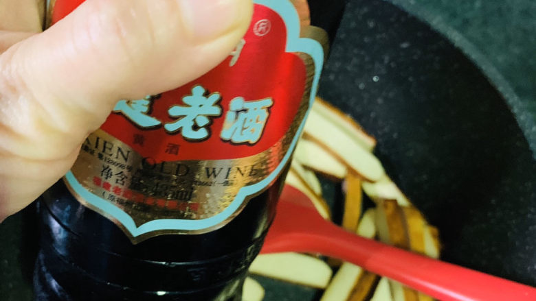 韭黄炒香干,加1勺<a style='color:red;display:inline-block;' href='/shicai/ 718'>料酒</a>;