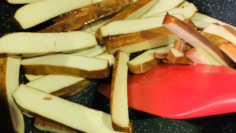韭黄炒香干,中火炒香;