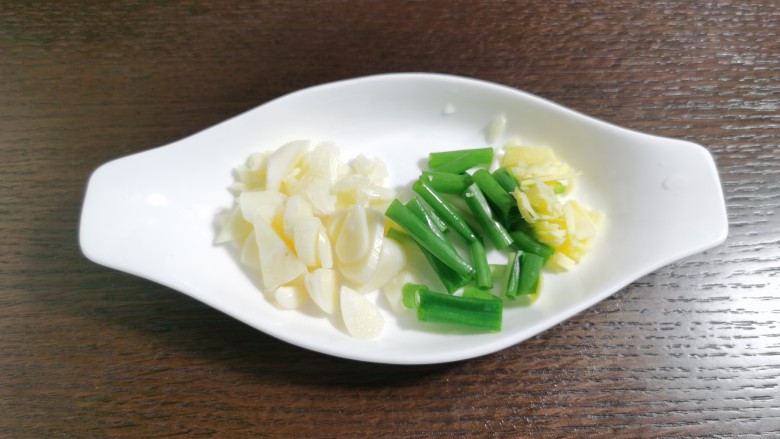 糖醋藕丁,大蒜切片,葱姜切好备用。