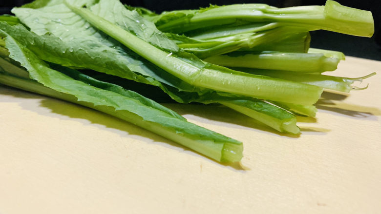 芥菜饺子,洗净,待用;