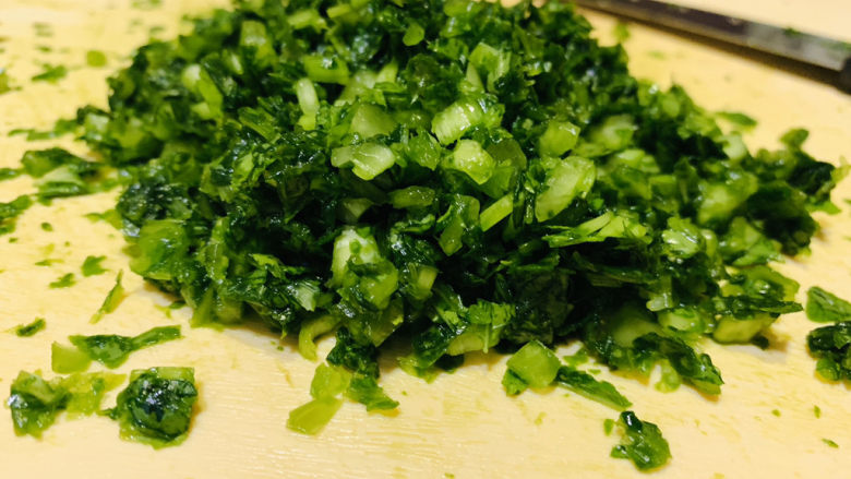 芥菜饺子,最后,再切一边,就很碎了,然后加些盐,揉下,把水分挤出来;