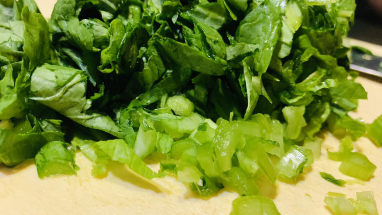 芥菜饺子,先切碎芥菜根,把叶子放上面再切一遍;
