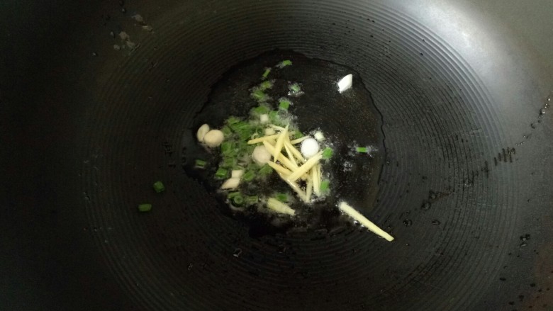 杏鲍菇炒牛肉,锅中加入适量油烧热,放入姜丝葱花煸炒出香味