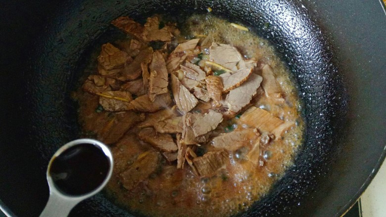 杏鲍菇炒牛肉,加入一勺<a style='color:red;display:inline-block;' href='/shicai/ 721'>蚝油</a>翻炒1分钟