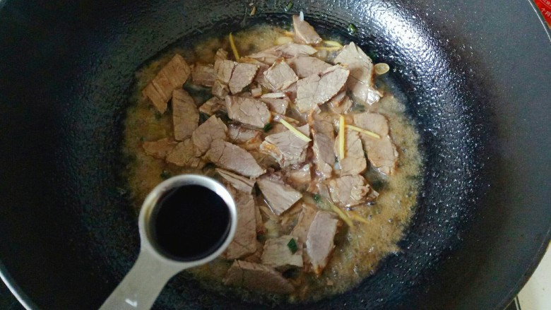 杏鲍菇炒牛肉,加入一勺<a style='color:red;display:inline-block;' href='/shicai/ 762'>老抽</a>