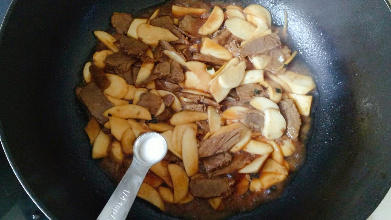 杏鲍菇炒牛肉,翻炒片刻,加入1克盐翻炒均匀
