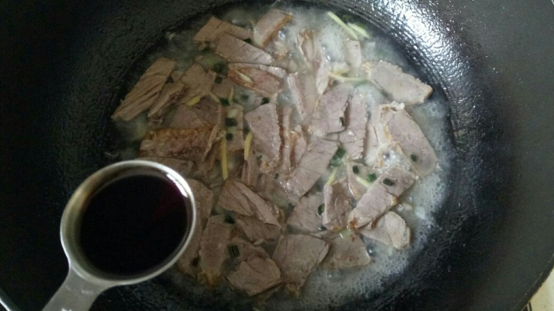 杏鲍菇炒牛肉,加入一勺<a style='color:red;display:inline-block;' href='/shicai/ 788'>生抽</a>