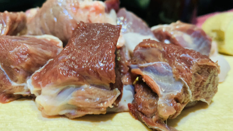 酸菜炖羊肉,洗净羊肉,切大块;