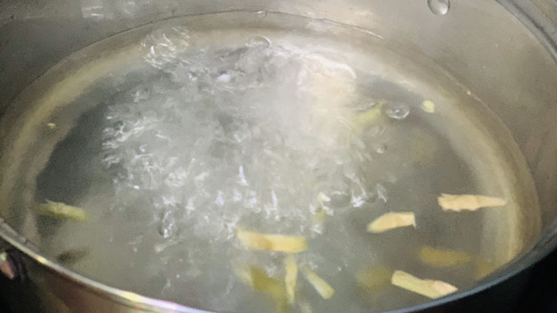 酸菜炖羊肉,锅里加适量清水,加<a style='color:red;display:inline-block;' href='/shicai/ 37'>姜</a>丝和老酒,煮开;