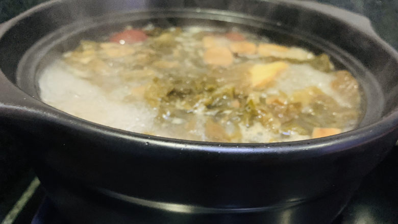 酸菜炖羊肉,倒入砂锅,大火煮5分钟,然后调小火,慢炖1小时,加少许盐,就可以出锅了;