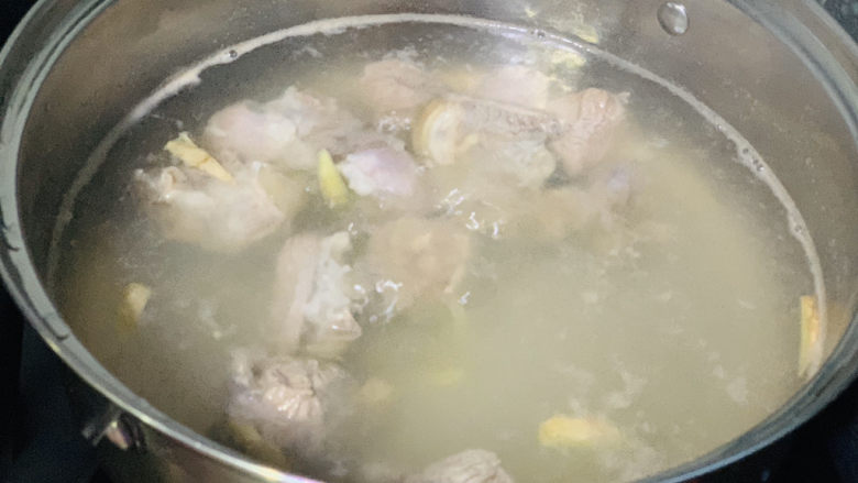 酸菜炖羊肉,加入羊肉;