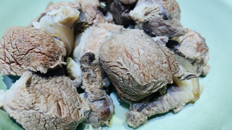 酸菜炖羊肉,焯水后捞出,再用清水冲下;