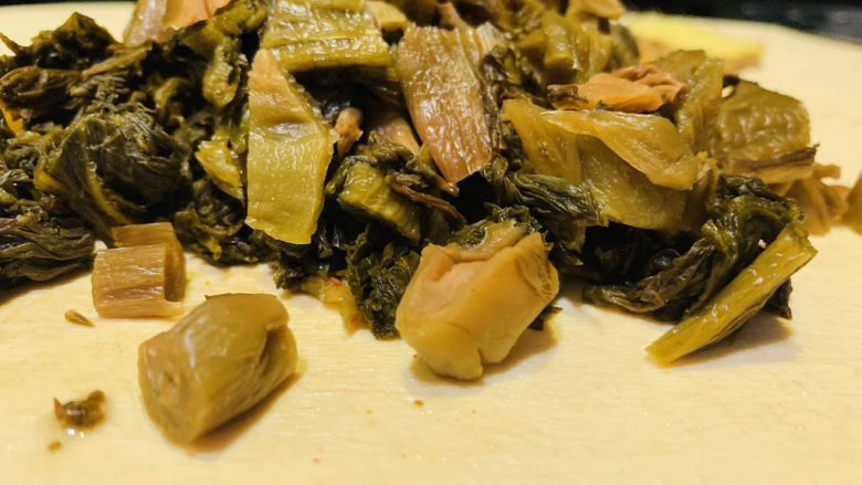 酸菜炖羊肉,洗净,切碎;