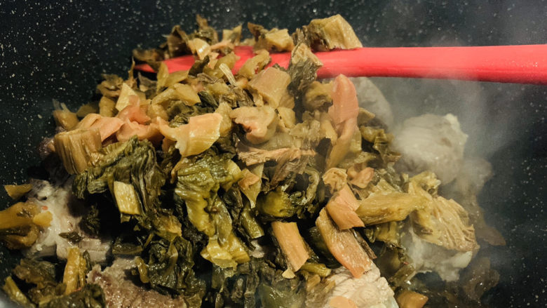 酸菜炖羊肉,羊肉炒香,加入酸菜;