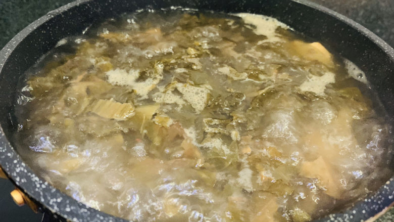酸菜炖羊肉,大火煮开;