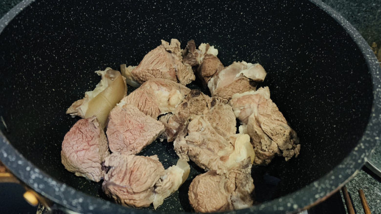 酸菜炖羊肉,锅加1勺食用油,大火热锅,倒入羊肉;