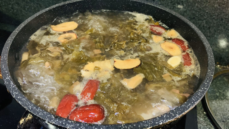 酸菜炖羊肉,再煮沸;