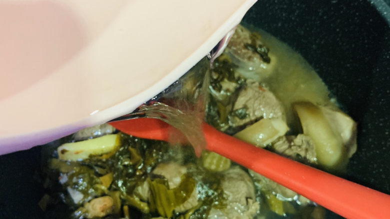 酸菜炖羊肉,倒入适量清水;