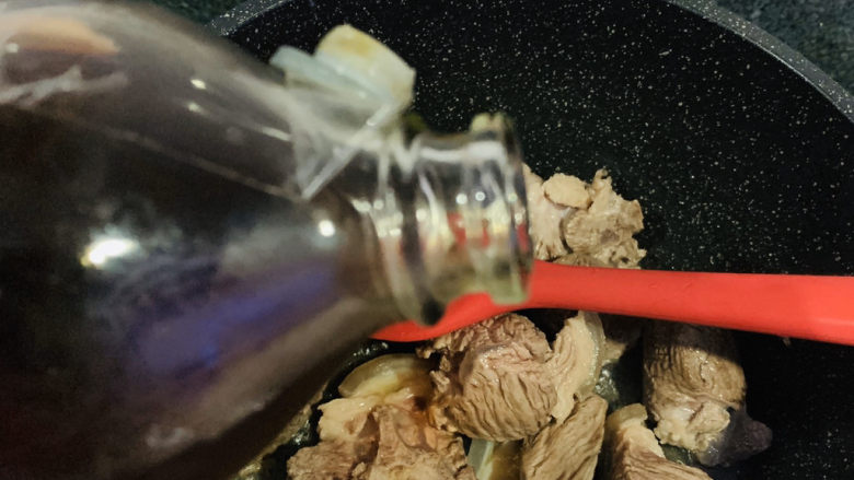 酸菜炖羊肉,羊肉稍微炒变色,加入3勺料酒,炝炒;