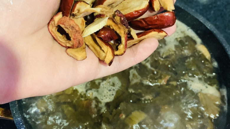 酸菜炖羊肉,加入干山楂、红枣、当归、黄芪;