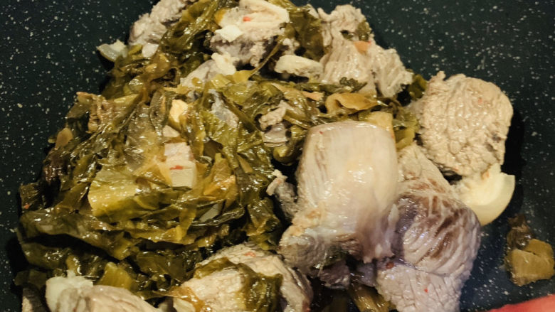 酸菜炖羊肉,酸菜和羊肉炒香;