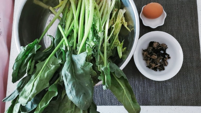 菠菜木耳炒鸡蛋,食材准备好