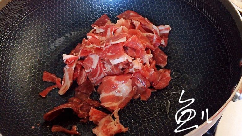 杏鲍菇炒牛肉,油锅烧热,放入牛肉片翻炒片刻