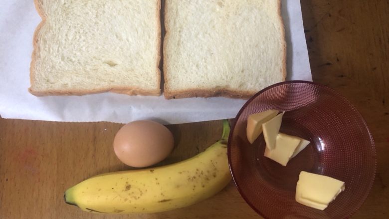 香蕉烤吐司片,先准备好所需食材,都是常用材料。