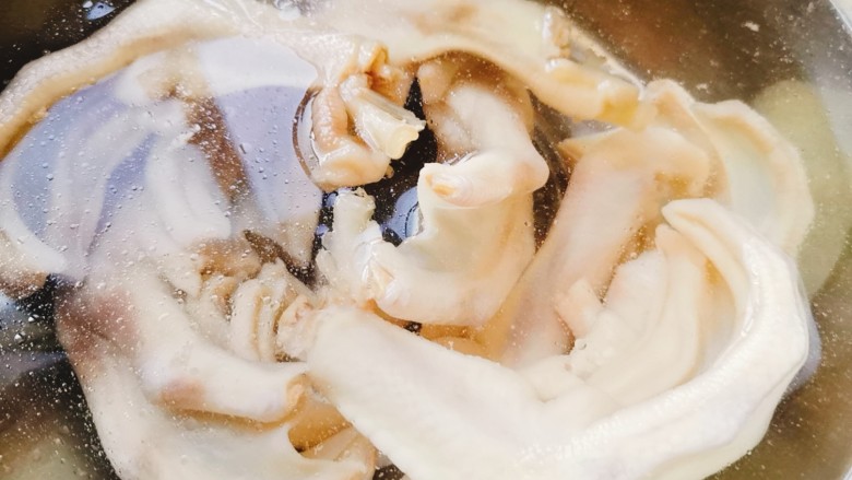 砂锅卤味拼盘,锅中加适量凉水,倒入两勺料酒,将鸭爪焯水去除血腥味
