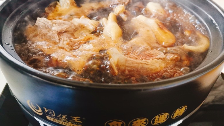 砂锅卤味拼盘,盖盖子大火烧开,转中小火焖煮一小时,中间记得搅拌两次,以免糊底。