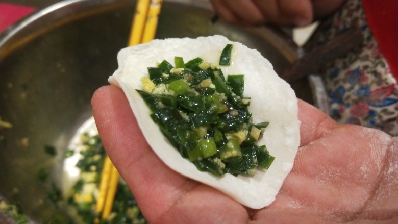 韭菜猪肉馅水饺,面粉合面团做剂子。