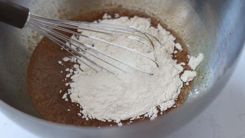 慢食光,醇香咖啡戚风,3.加入低筋面粉a,蛋抽拌匀,这一步由于液体量大,所以不用担心面粉起筋,放心拌匀到没有面粉颗粒就好