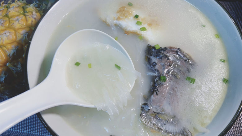 鲫鱼萝卜丝汤,萝卜丝清甜,鱼肉鲜嫩,汤汁浓郁,太好喝了。