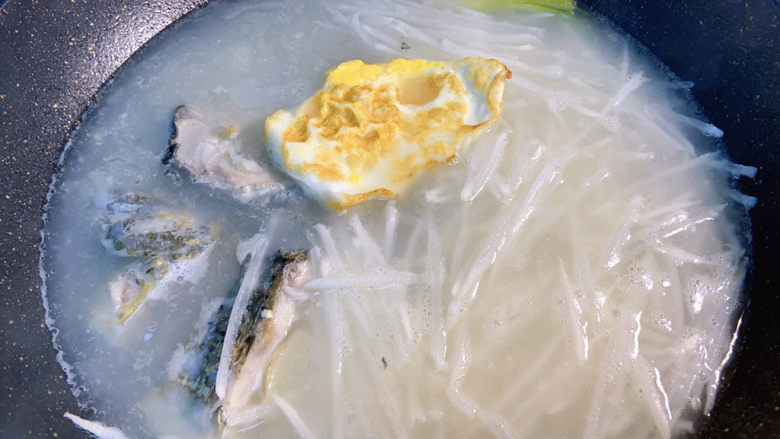 鲫鱼萝卜丝汤,还有煎好的荷包蛋,小火焖十分钟。煮鲫鱼汤的时候加入一个荷包蛋,煮出来的鱼汤更加鲜美,汤汁更加浓白。一般人我不告诉他🤪