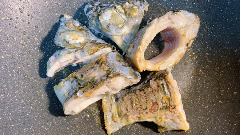鲫鱼萝卜丝汤,鲫鱼煎好了,也可以煎的过程中炝一点料酒去去腥