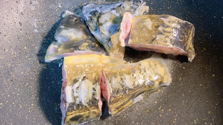 鲫鱼萝卜丝汤,起锅烧油,下鲫鱼煎,煎至两面金黄即可
