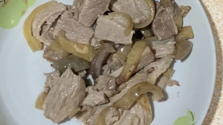 酸菜炒牛肉,牛肉切碎炒熟备用。我这个是冻肉,鲜肉炒半熟。
