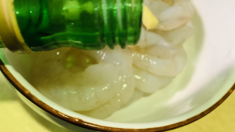 莴笋炒虾仁,加<a style='color:red;display:inline-block;' href='/shicai/ 900'>白酒</a>;