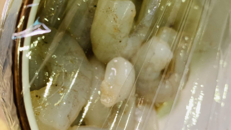 莴笋炒虾仁,保鲜膜盖住,早上腌的放冰箱,中午再炒;