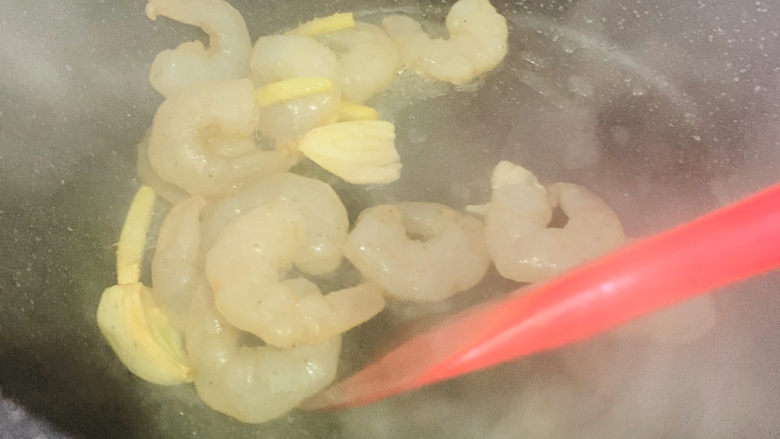 莴笋炒虾仁,倒入虾仁,大火炒香;