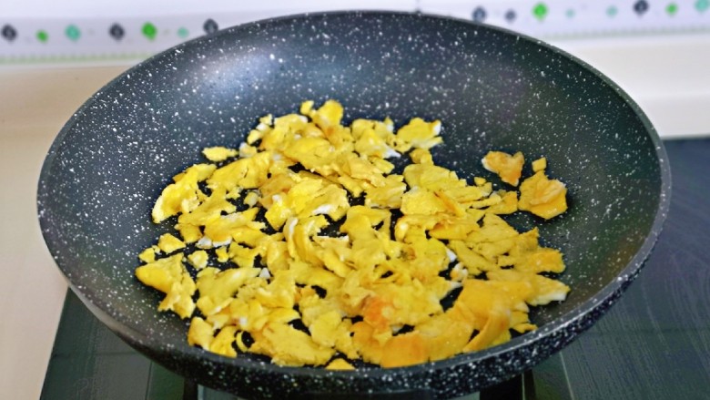 莴笋炒鸡蛋,小火煎,表面凝固后,用铲子铲碎,盛出备用。