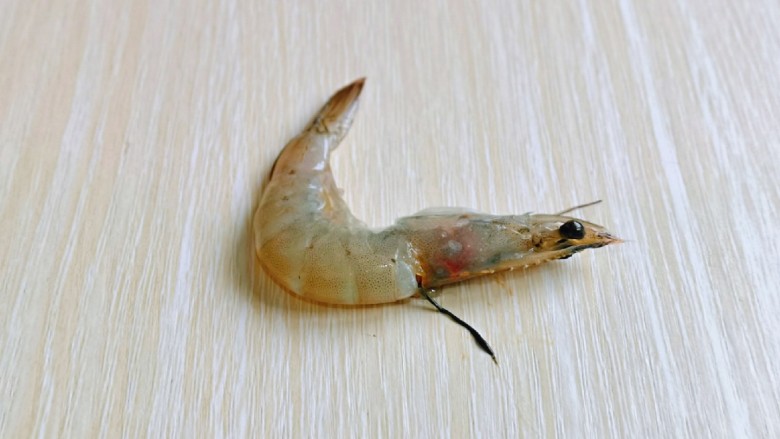 莴笋炒虾仁,首先剥虾仁,将虾去皮,去头,去虾线。