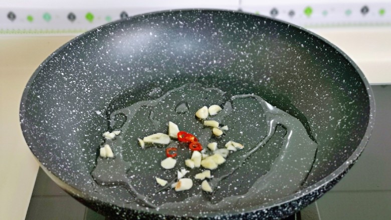 莴笋炒虾仁,另起油锅,加入辣椒和蒜末煸炒出香味。