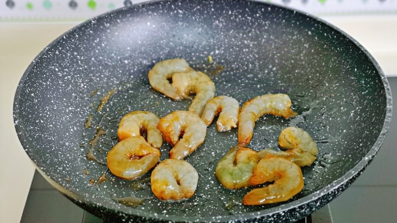 莴笋炒虾仁,起油锅,加入腌制好的虾仁,小火煸炒。