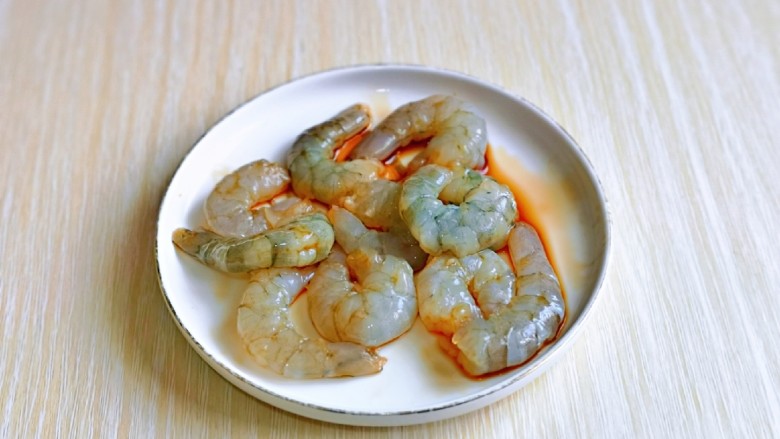 莴笋炒虾仁,抓拌均匀,腌制5分钟。