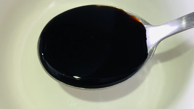 糖醋藕丁,在煮藕的时候调个料汁,1勺<a style='color:red;display:inline-block;' href='/shicai/ 692'>酱油</a>;
