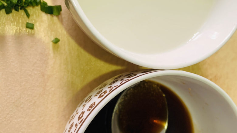 糖醋藕丁,搅拌均匀料汁,1勺淀粉加些清水调成水淀汁;