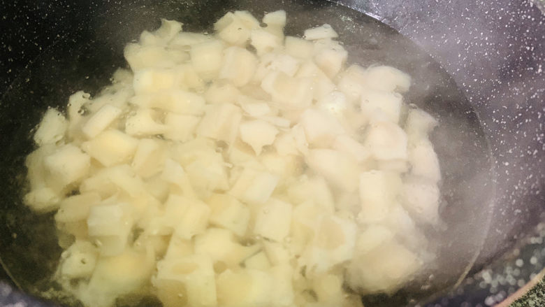 糖醋藕丁,锅里加少许盐和食用油,倒入藕丁;