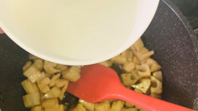 糖醋藕丁,加水淀粉,快速炒均匀;