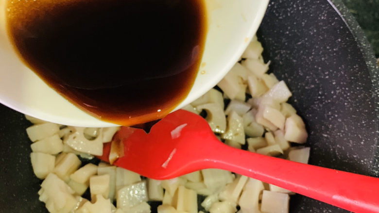 糖醋藕丁,加调好的料汁,翻炒均匀,煮一会;